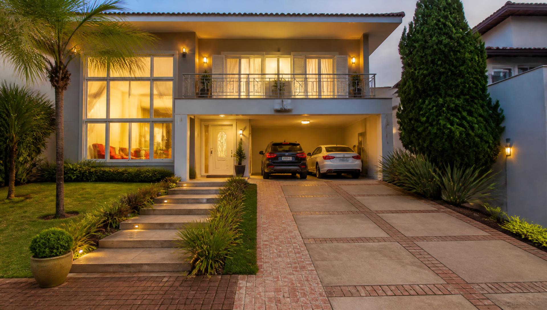 Casa de médio padrão com garagem e jardim